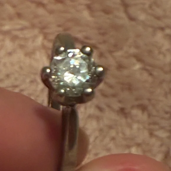 Stunning solitaire looks like white gold and real diamond but not checked - Picture 7 of 8